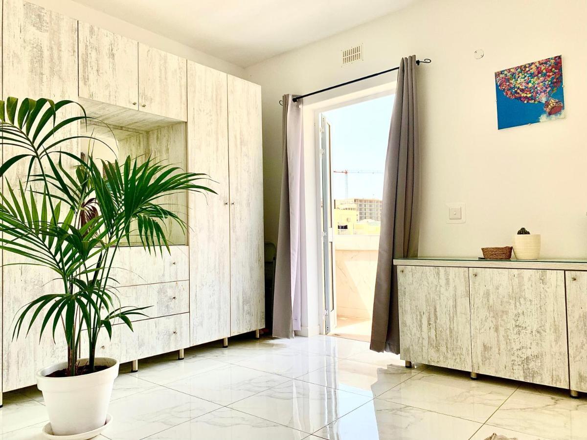 Private Bedroom With Balcony In A Shared Apartment At The Bay Of Xlendi Esterno foto